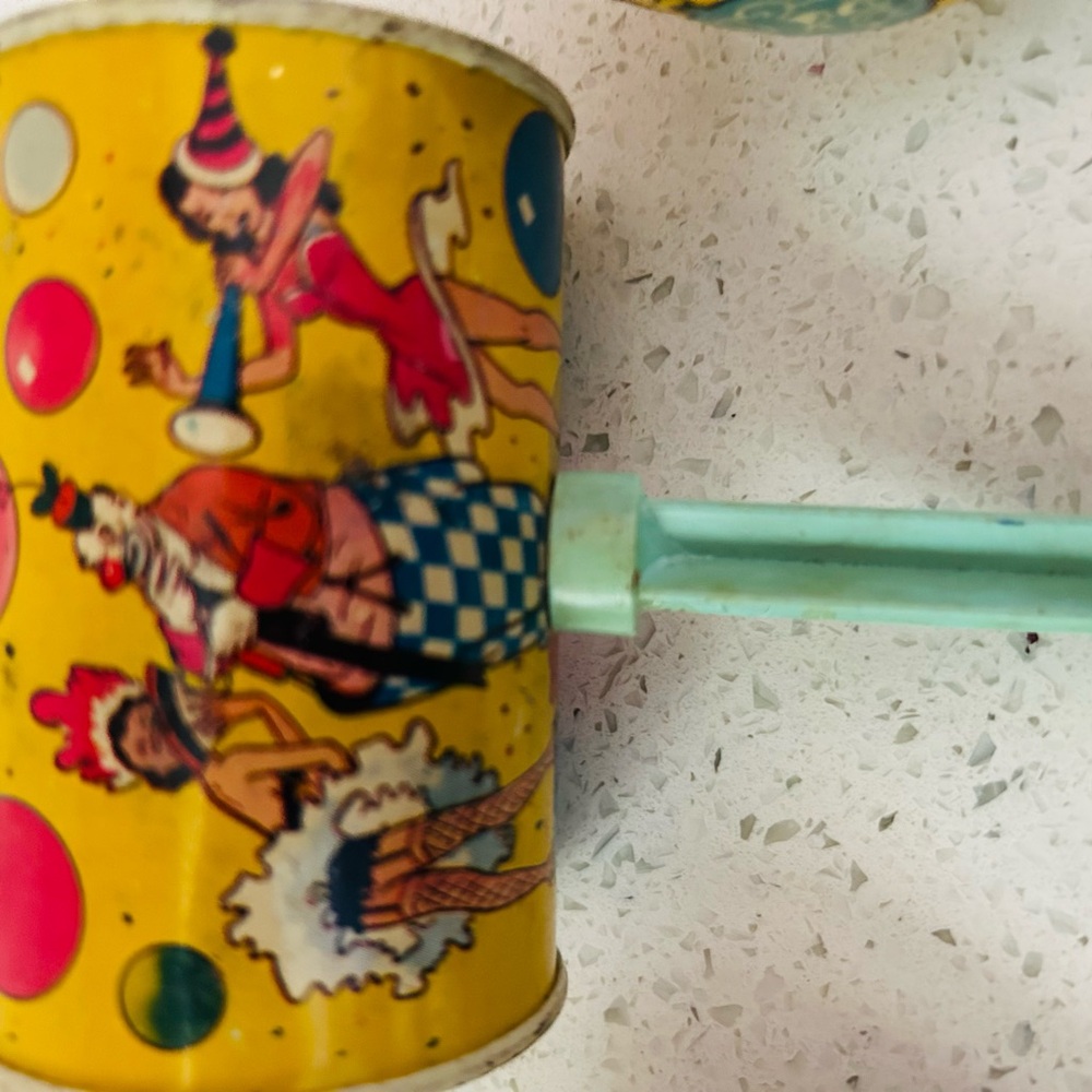 Tin noise makers lot of ten. - Picture 12 of 16